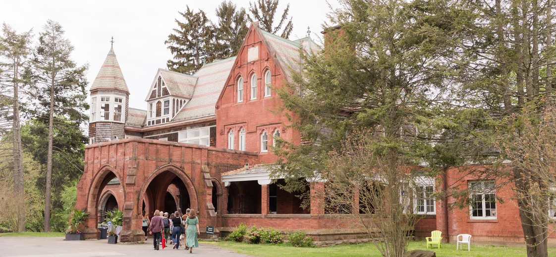 Students walking into building on Massena campus